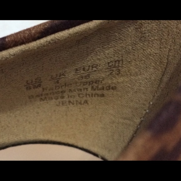 Libby Edelman Jenna Leopard Print Block Heel Pump - Picture 3 of 9